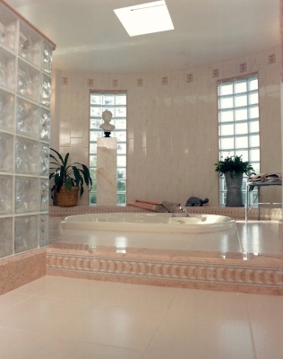Marble floor with sunken tub